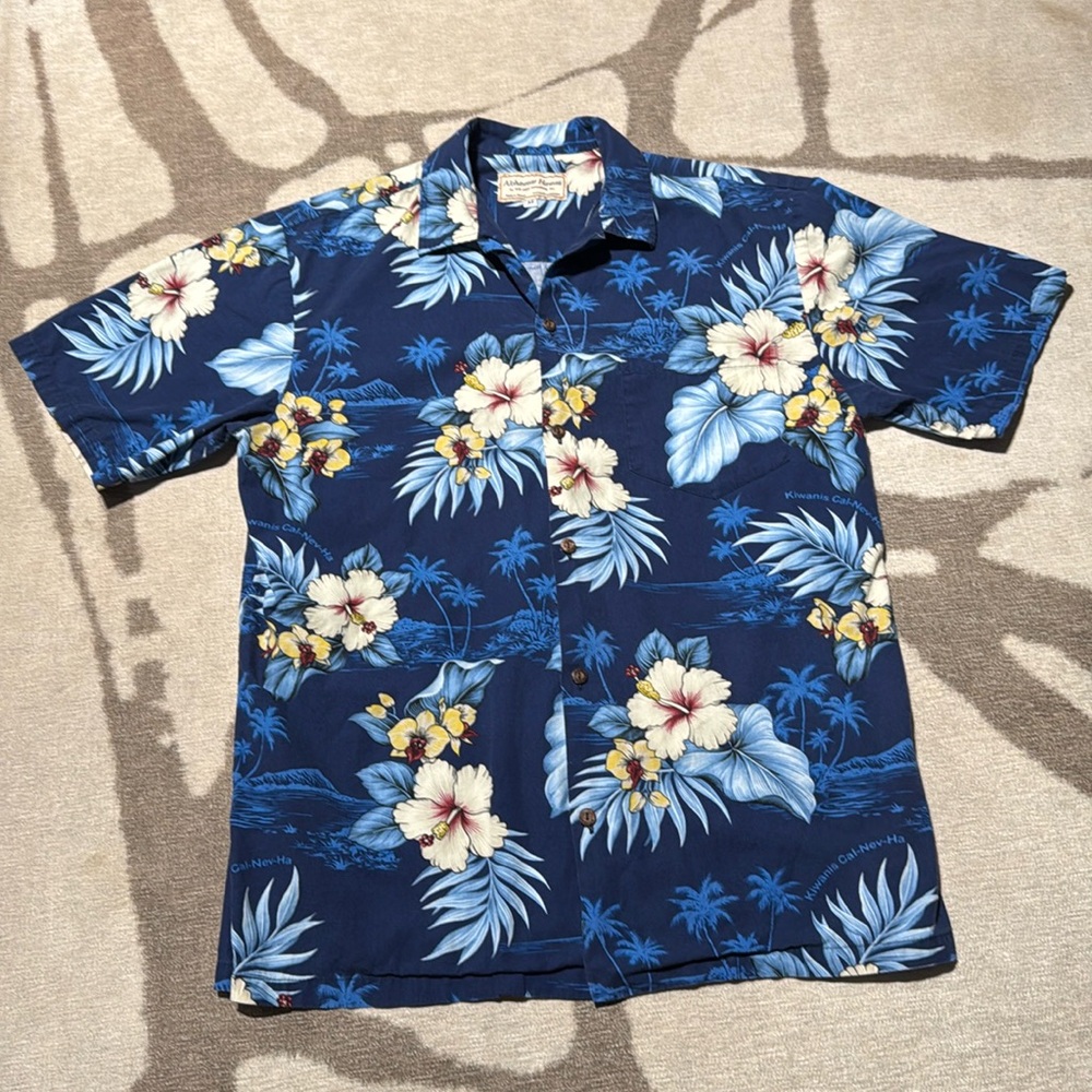 Vintage 2000s Alohawear Hawaiian Blue Floral 5-Button T-Shirt 100% Cotton Medium